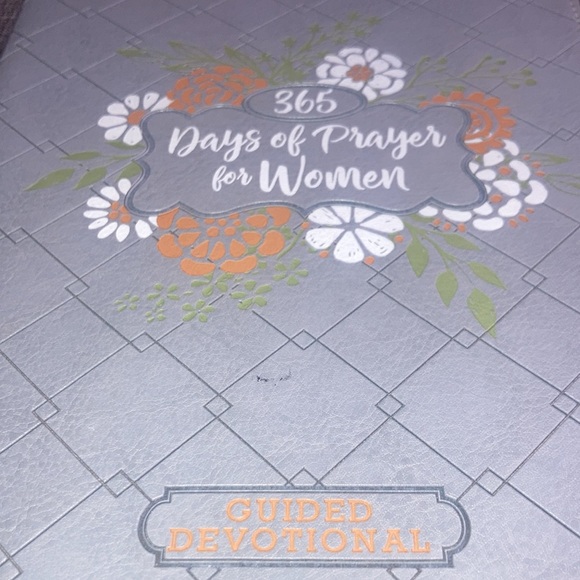 Guided Devotional, 365 Days Of Prayer For Women,  Gray Book with Zipper - Picture 2 of 5
